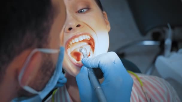 Médico Usando Instrumento Dental Mientras Paciente Siente Dolor Clínica — Vídeos de Stock