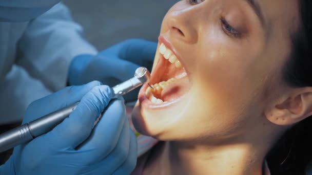 Dentysta Korzystający Przyrządów Stomatologicznych Podczas Gdy Pacjent Cierpi Ból Klinice — Wideo stockowe