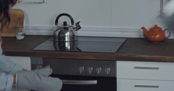 Junge Frau Schürze Bringt Kuchen Aus Ofen Küche — Stockvideo