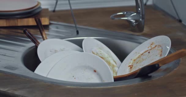 Брудні Тарілки Кухонне Начиння Кухонній Мисці — стокове відео