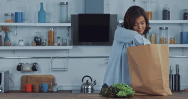 Mladá Žena Dává Čerstvou Zeleninu Papírového Sáčku Stůl Kuchyni — Stock video