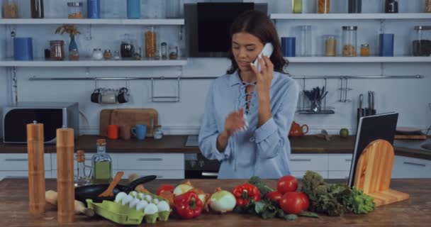 Femme Parlant Sur Smartphone Près Des Légumes Des Œufs Sur — Video