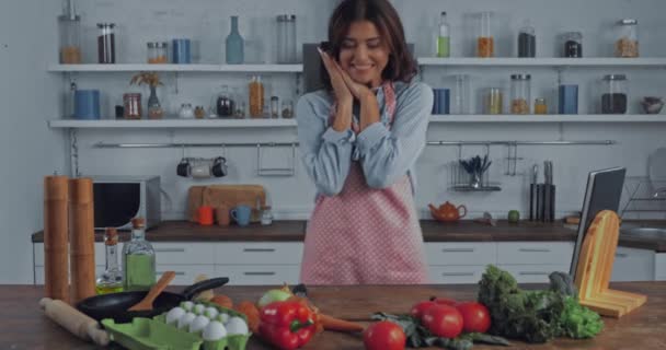 Γυναίκα Στέκεται Κοντά Ωμά Λαχανικά Στο Τραπέζι Της Κουζίνας — Αρχείο Βίντεο