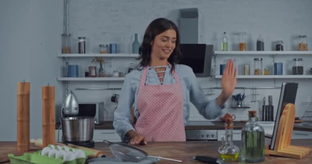 Mulher Gesticulando Falando Câmera Enquanto Cozinha Cozinha — Vídeo de Stock