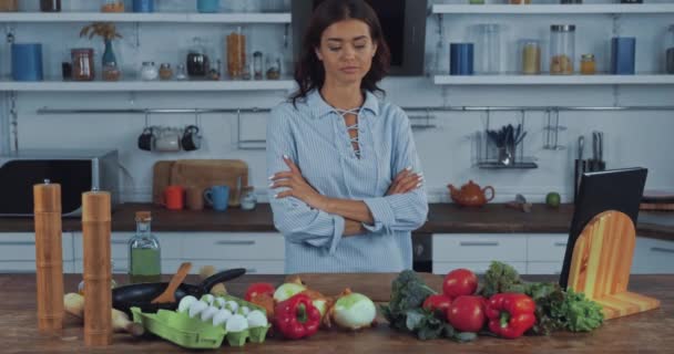 Mujer Mostrando Gesto Bien Cerca Verduras Crudas Mesa Cocina — Vídeos de Stock
