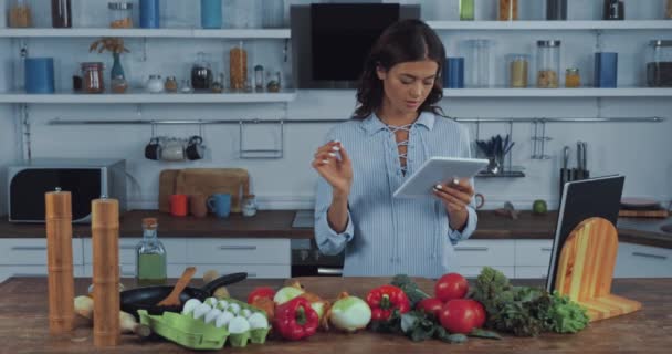 Žena Pomocí Digitálního Tabletu Blízkosti Syrové Zeleniny Při Vaření Kuchyni — Stock video
