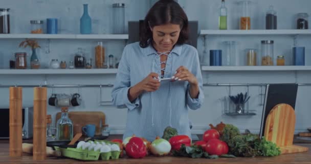 Mujer Fotografiando Tomando Selfie Con Smartphone Cerca Verduras — Vídeos de Stock