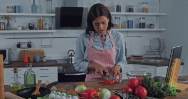 Mutfakta domates keserken bir kadın parmak yaraladı. 