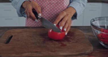 Mutfakta salata pişirirken domates kesen kadın manzarası 