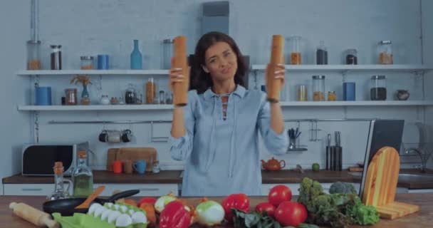在厨房蔬菜旁与胡椒和盐磨坊共舞的女人 — 图库视频影像
