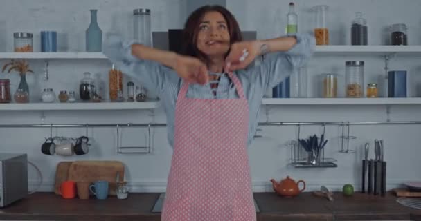 Mujer Delantal Bailando Soplando Aire Beso Cocina — Vídeos de Stock