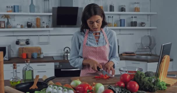 Mujer Hiriendo Dedo Mientras Corta Tomates Cocina — Vídeos de Stock
