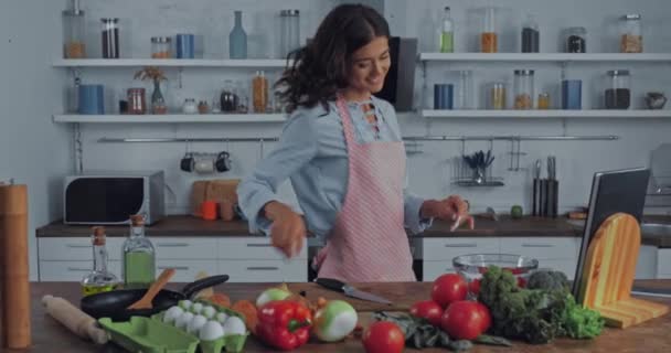 在厨房做饭的时候 女人一边跳舞一边拿着西红柿 — 图库视频影像