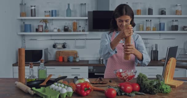 Mulher Tempero Salada Perto Legumes Cozinha — Vídeo de Stock