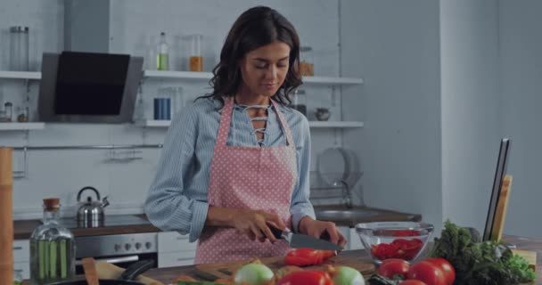 Femme Tablier Coupant Salade Près Des Légumes Mûrs Sur Table — Video