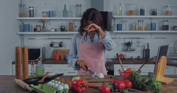 Mujer Llorando Mientras Corta Cebolla Cocina — Vídeos de Stock