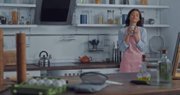 Mujer Delantal Beber Café Cerca Los Ingredientes Cocina — Vídeos de Stock