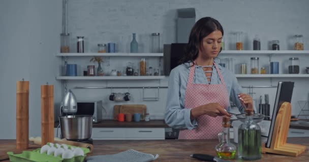 Mujer Sembrando Harina Con Tamiz Mientras Cocina Cocina — Vídeos de Stock