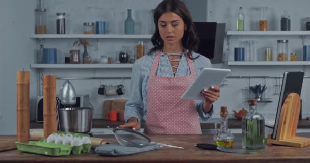 Mulher Usando Tablet Digital Perto Ingredientes Crus Cozinha — Vídeo de Stock