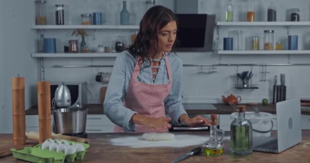 Kobieta Korzystająca Laptopa Podczas Robienia Ciasta Kuchni — Wideo stockowe