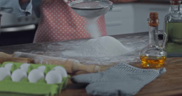 Vue Recadrée Femme Faisant Pâte Sur Table Cuisine — Video