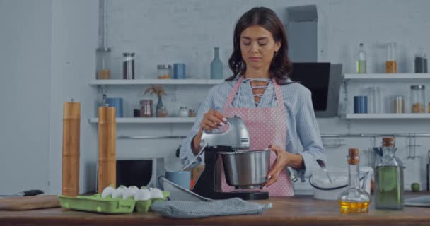 Žena Pomocí Potravinářského Procesoru Při Vaření Kuchyni — Stock video