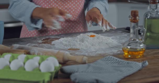 Vue Recadrée Femme Faisant Pâte Près Des Ingrédients Sur Table — Video