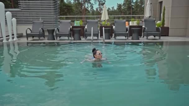 Morena Joven Gafas Sol Nadando Piscina — Vídeo de stock