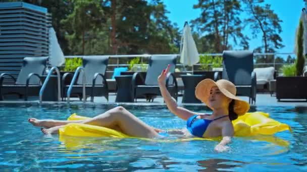 Mujer Sombrero Paja Agitando Mano Nadando Colchón Inflable Piscina — Vídeos de Stock