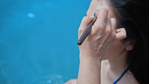 Makyaj Sanatçısı Havuz Kenarındaki Kadına Yüz Temeli Uyguluyor — Stok video
