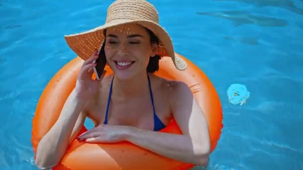 Úszás Medencében Felfújható Gyűrű Beszél Okostelefon — Stock videók