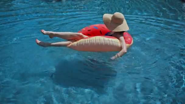 Mujer Nadando Sombrero Paja Nadando Anillo Inflable Piscina — Vídeos de Stock