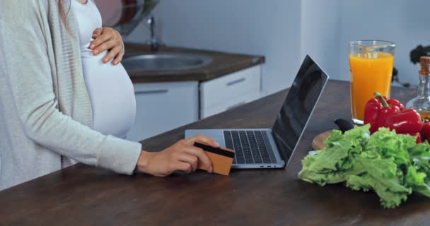 Обрезанный Вид Беременной Женщины Помощью Ноутбука Кредитной Карты Рядом Овощами — стоковое видео