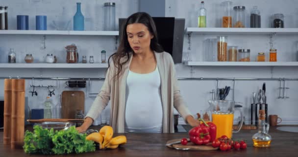 Gravid Kvinna Som Känner Sig Varm Och Dricker Apelsinjuice Köket — Stockvideo