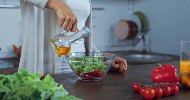 Pemandangan Dari Wanita Menuangkan Minyak Dalam Salad Segar Dapur — Stok Video