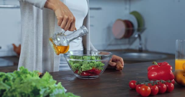 Vista Recortada Mujer Vertiendo Aceite Ensalada Fresca Cocina — Vídeo de stock