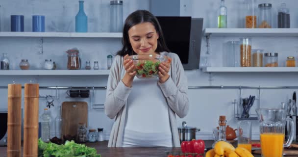 Femme Tenant Bol Salade Dans Cuisine — Video