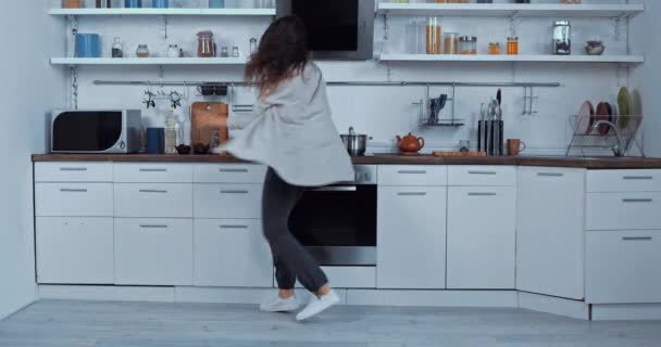 Genç Hamile Kadın Mutfakta Biber Tuz Değirmenleriyle Dans Ediyor — Stok video