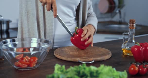 Vista Cortada Mulher Cortando Páprica Para Salada Fresca Cozinha — Vídeo de Stock
