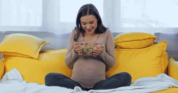 妊婦が居間でサラダを食べる — ストック動画