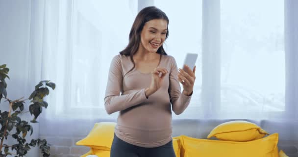 妊娠中の女性はビデオ通話を持っており 赤ちゃんの超音波スキャンを保持 — ストック動画
