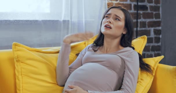 Zwangere Vrouw Lijdt Aan Hitte Bank — Stockvideo