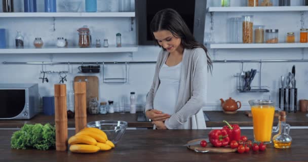 Mujer Embarazada Parada Cerca Comida Jugo Naranja Cocina — Vídeos de Stock