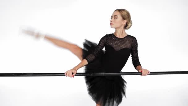 优雅的芭蕾舞演员在白色背景的Barre练习古典芭蕾舞 — 图库视频影像