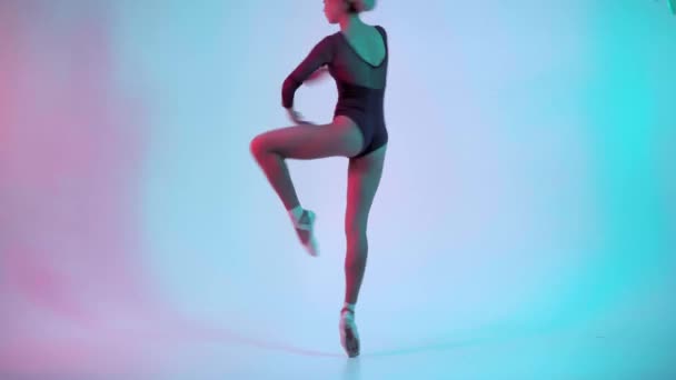 Giovane Ballerina Che Presenta Mosse Balletto Sfondo Blu Rosa — Video Stock