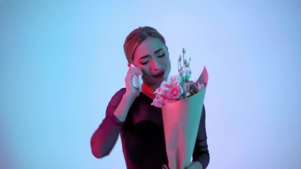 Çiçekli Genç Balerin Mavi Pembe Arka Planda Akıllı Telefondan Konuşuyor — Stok video