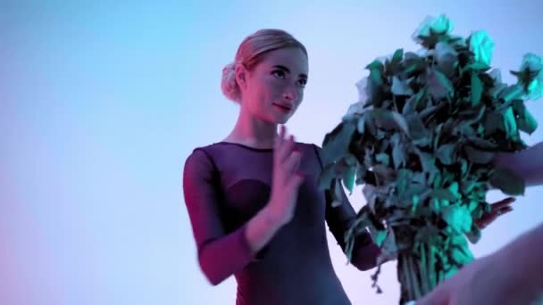 年轻的芭蕾舞演员收到了蓝色和粉色背景的玫瑰束 — 图库视频影像