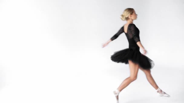 Jonge Ballerina Rok Dansen Klassiek Ballet Beweegt Witte Achtergrond — Stockvideo