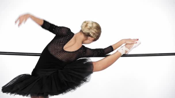 Elegante Ballerina Die Klassiek Ballet Speelt Barre Witte Achtergrond — Stockvideo