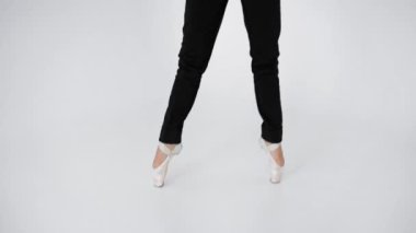 Beyaz arka planda dizüstü bilgisayarla kahve içen zarif balerin.